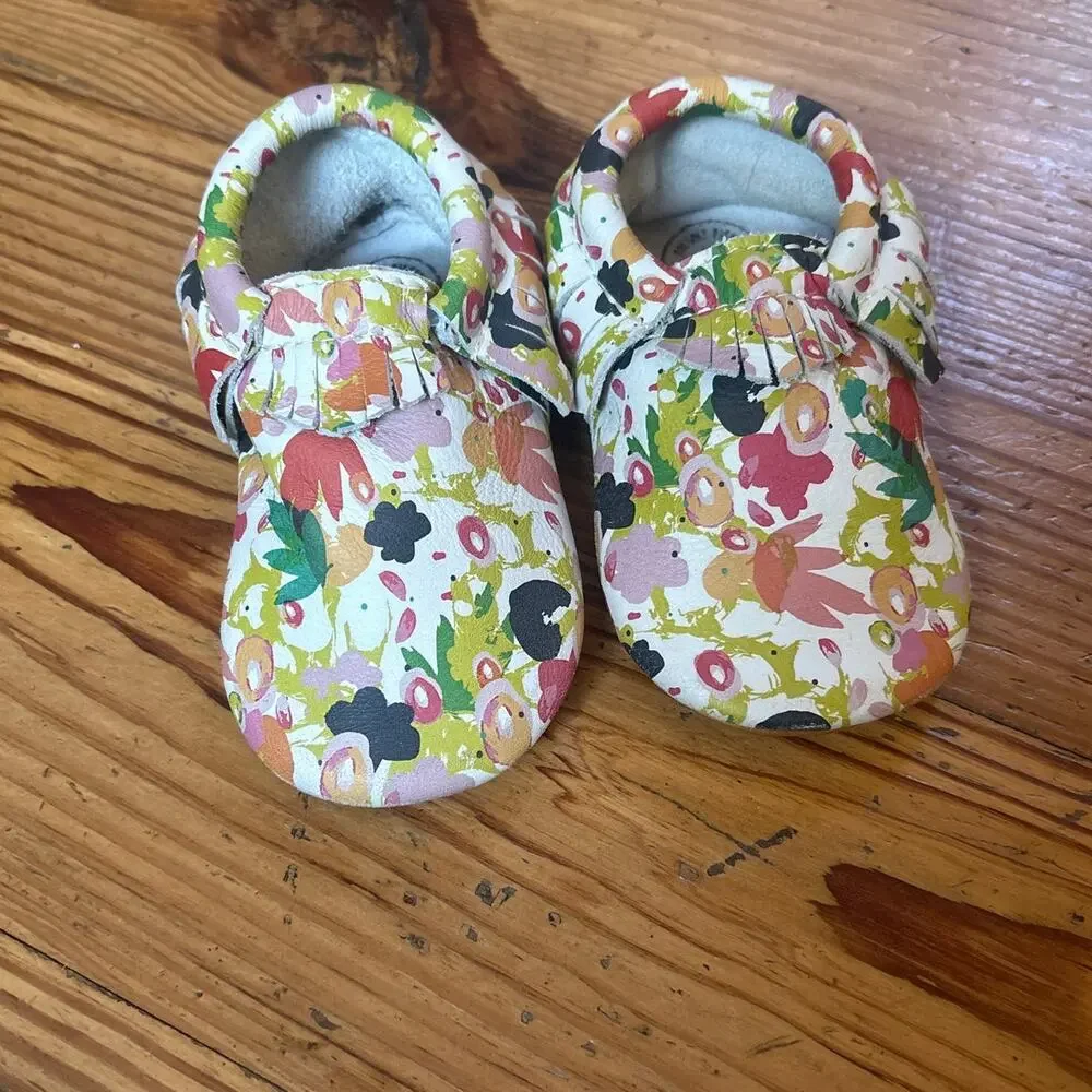 Fresh Produce white colorful floral soft‎ sole baby moccasins SIZE 7